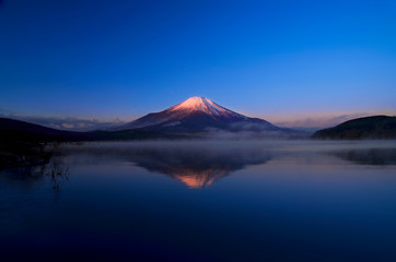 Fototapeta na wymiar 山中湖の夜明け