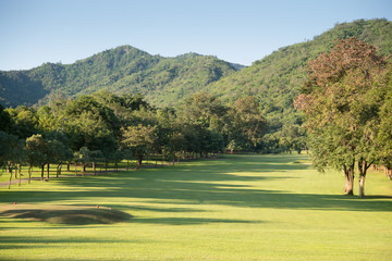 Obraz premium Piękne pole golfowe w słoneczny dzień