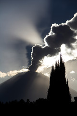 Volcán Popocatépetl arrojando vapor de agua a contraluz