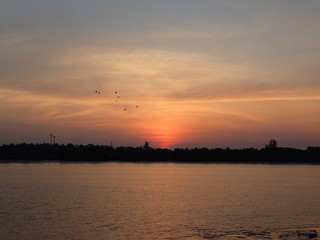 海と交わるクラビ川の夜明け