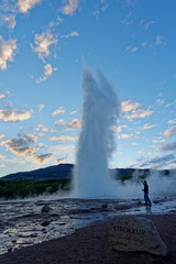 Tourist filmt Ausbruch des Geysirs mit dem Smartphone, Island