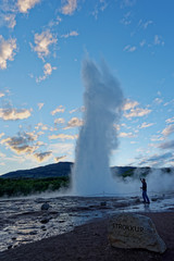 Tourist filmt Ausbruch des Geysirs mit dem Smartphone, Island
