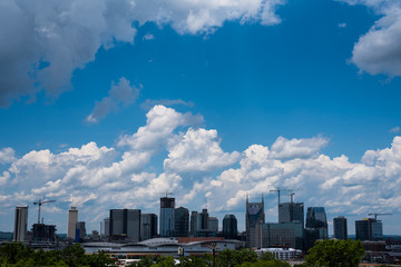 Fototapeta premium Nashville City Skyline with Beautiful Summer Afternoon Sky