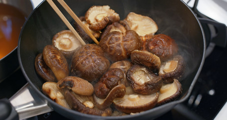 Cook with soy sauce mushroom