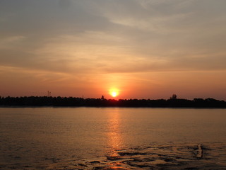 Fototapeta na wymiar クラビ川の河口の日の出
