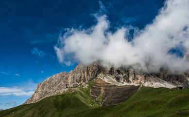 Berg von Wolke verh&uuml;llt