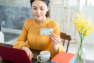クレジットカードを見る女性
