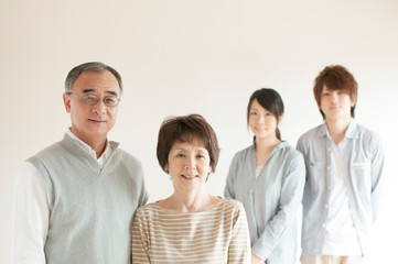 微笑む家族のポートレート