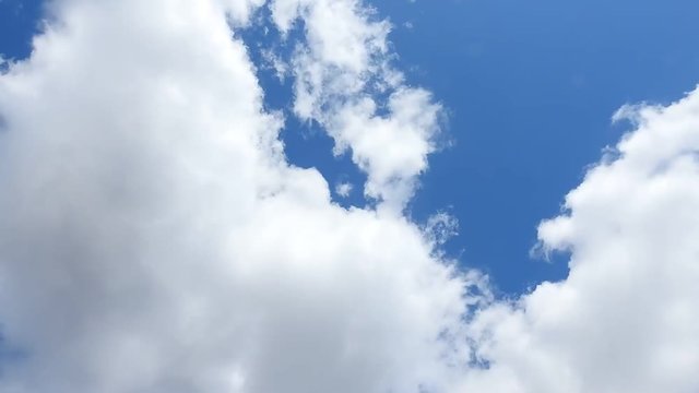 きれいな青空です、雲の流れは速いです。タイムラプス動画