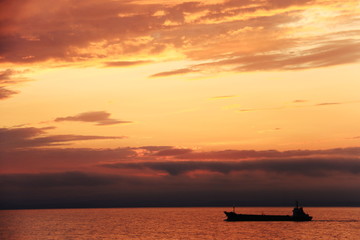 北海道行きフェリー　北海道の海と夕陽 