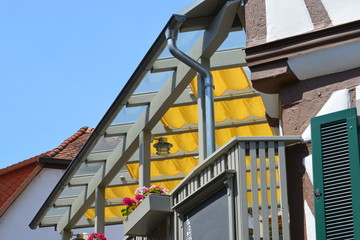 Glas-Vordach an einem Wohnhaus