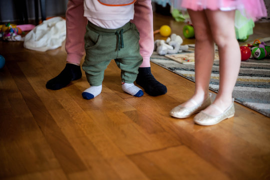 Learning to walk .