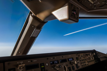 Airliner Cockpit mit Kondensstreifen 