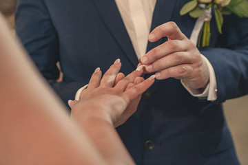 Moment zakładania obrączek