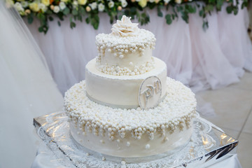 Fototapeta na wymiar Sweet wedding cake decorated with fresh flowers