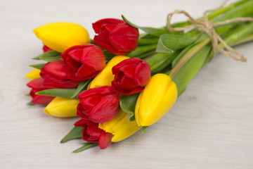 Tulpen auf Holzhintergrund