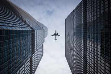 Airliner bei der Landung über Hochhäusern