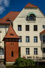 Denkmalgeschütztes Architekturensemble am Stadtkanal in Brandenburg/Havel: Stadtvilla und historisches Pegelhäuschen