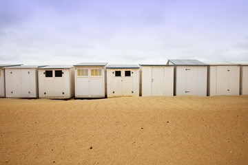 Strandbude am Meer. Leerer Strand ohne Menschen. Nebensaison in den Ferien