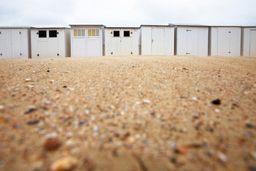 Strandbude am Meer. Leerer Strand ohne Menschen. Nebensaison in den Ferien