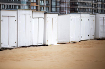 Strandbude am Meer. Leerer Strand ohne Menschen. Nebensaison in den Ferien