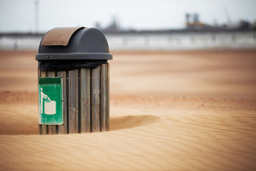 Mülleimer am Strand. Kein Plastik für die wertvolle Umwelt