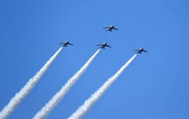 ブルーインパルス　T-4　ジェット戦闘機　アクロバット飛行