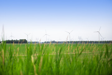 Windrad in der Landschaft. Produktion von Windenergie. Wind liefert grünen und nachhaltigen Strom.