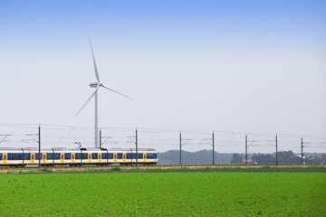 Windrad in der Landschaft. Produktion von Windenergie. Wind liefert grünen und nachhaltigen Strom.