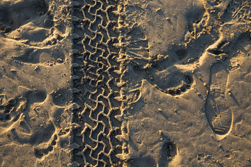 Spuren im Sand. Reifenabdruck