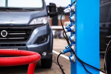 Stromanschluss am Stellplatz. Reisemobil mit Steckdose auf dem Campingplatz