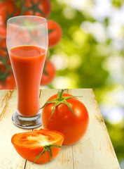 image of tomato juice and tomatoes