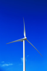 Windrad produziert umweltfreundliche Energie für die Zukunft.