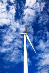 Windrad produziert umweltfreundliche Energie f&uuml;r die Zukunft.