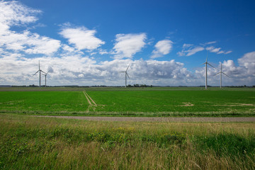 Windrad in der Landschaft. Produktion von Windenergie. Wind liefert grünen und nachhaltigen Strom.