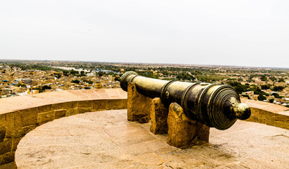 Fototapeta na wymiar jaisalmer fort cannon