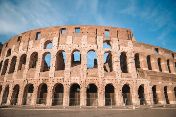 Obraz premium Colosseum background blue sky in Rome, Italy
