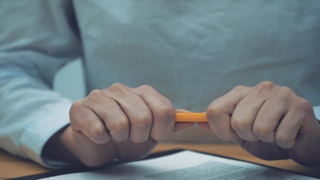 Falling sales levels, and stressed the frustration of women's business business. Violation of a pencil as a symbol of difficulties and business problems.