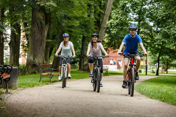 Obraz premium Healthy lifestyle - people riding bicycles in city park