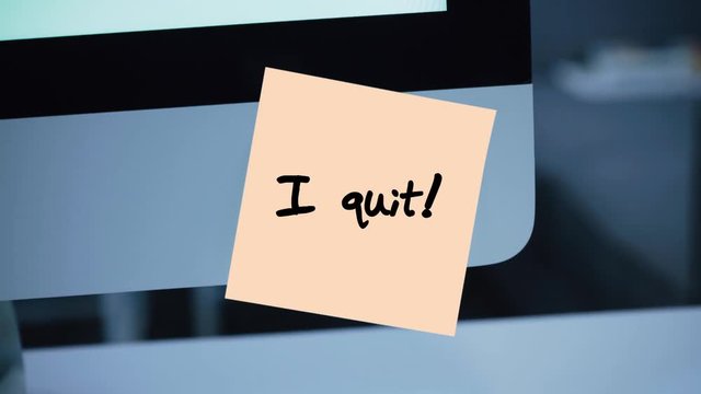 I quit. The inscription on the sticker on the monitor. Message. Motivation. Reminder. Handwritten text written with a marker. Color sticker. A message for an employee, a colleague