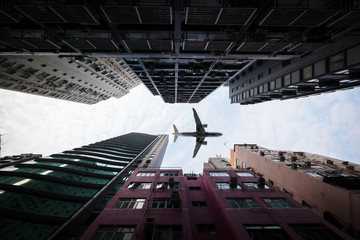 Airliner bei der Landung über Hochhäusern