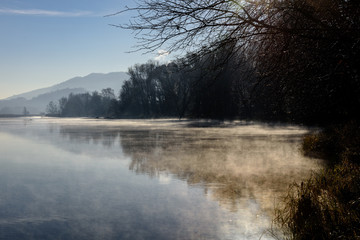 Fototapeta premium lombardia, panorama lungo il fiume