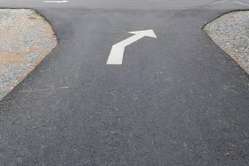 marking of right turn on tarmac path