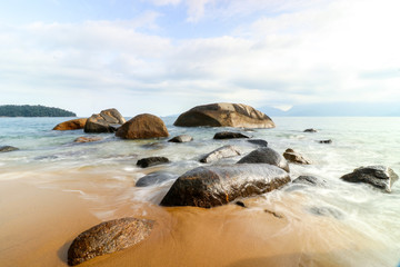 Fototapeta na wymiar costa entre rocas con larga exposicion
