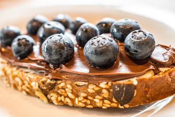Schokolade-Vollkornbrot mit Blaubeeren