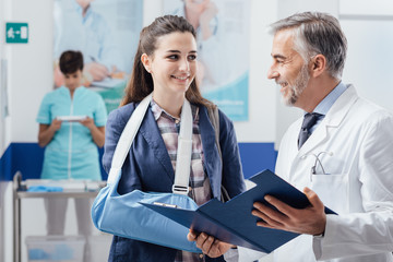 Doctor visiting a patient with broken arm