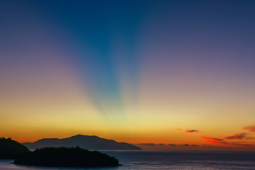 Fototapeta premium haces de luz en el cielo al amanecer