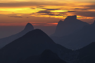 atardecer en las montañas de río de janeiro