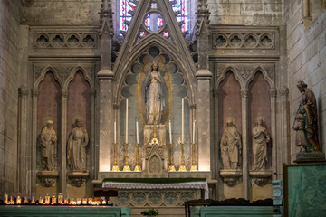 Fototapeta na wymiar Altar in the Collegiale church of Saint Emilion, France