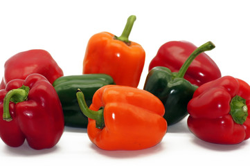 Bunte Paprika freigestellt auf weißem Hintergrund
